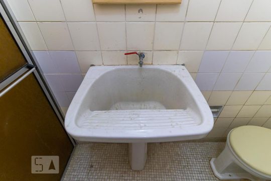 Banheiro de kitnet/studio para alugar com 1 quarto, 37m² em Centro, Campinas