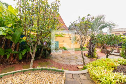 Quintal de casa para alugar com 3 quartos, 454m² em Cristal, Porto Alegre