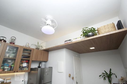 Cozinha de kitnet/studio para alugar com 1 quarto, 28m² em Botafogo, Rio de Janeiro
