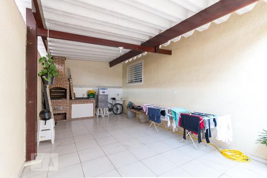 Quintal e churrasqueira de casa à venda com 3 quartos, 198m² em Vila Galvão, Guarulhos