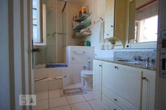 Banheiro de casa à venda com 3 quartos, 370m² em Floresta, Porto Alegre