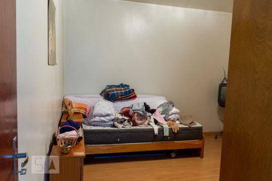 Quarto 2 de casa para alugar com 3 quartos, 200m² em Vila Guaca, São Paulo