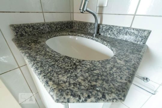 Banheiro social de apartamento à venda com 2 quartos, 52m² em Conceição, Diadema
