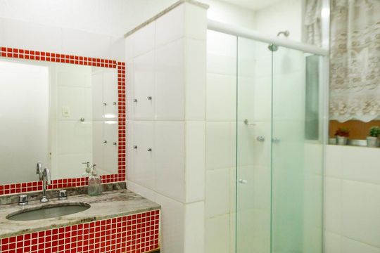 Banheiro  de apartamento para alugar com 2 quartos, 79m² em Copacabana, Rio de Janeiro