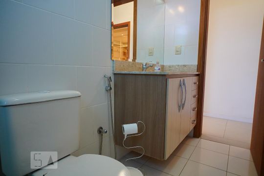 Banheiro - Corredor de apartamento para alugar com 3 quartos, 113m² em Nossa Senhora das Graças, Canoas