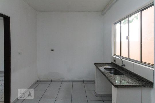 Cozinha de casa de condomínio para alugar com 1 quarto, 50m² em Vila Lucia, São Paulo