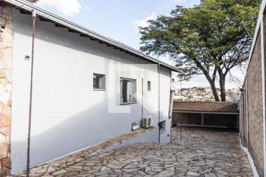 Garagem de casa à venda com 3 quartos, 227m² em João Pinheiro, Belo Horizonte