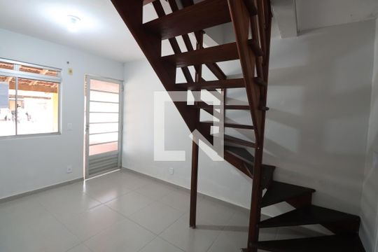 Sala de casa de condomínio para alugar com 2 quartos, 70m² em Rio Branco, Canoas