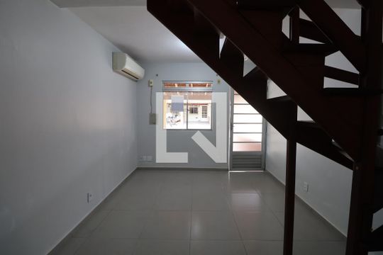 Sala de casa de condomínio para alugar com 2 quartos, 70m² em Rio Branco, Canoas
