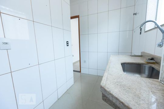 Cozinha de apartamento para alugar com 2 quartos, 47m² em Jardim Sulacap, Rio de Janeiro