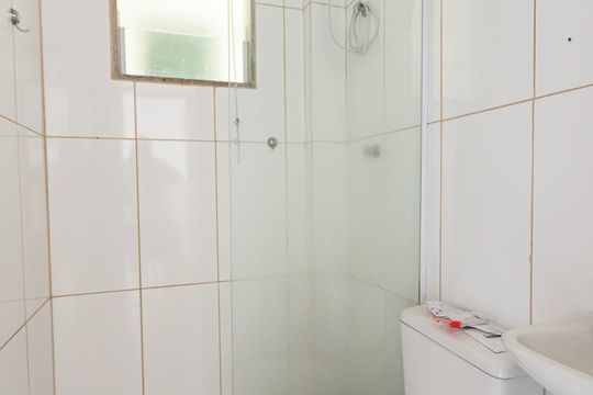 Banheiro de apartamento para alugar com 2 quartos, 47m² em Jardim Sulacap, Rio de Janeiro