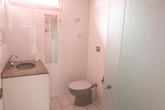 Banheiro de apartamento à venda com 2 quartos, 56m² em Jardim Prudência, São Paulo