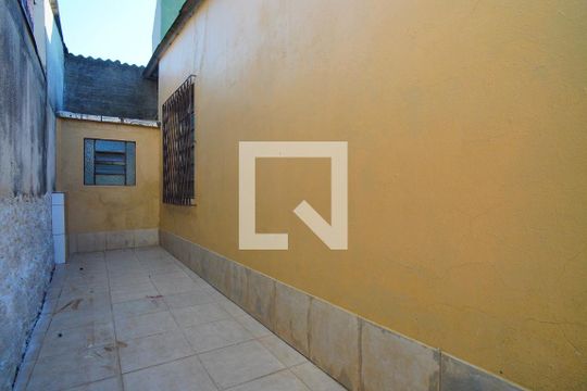 Quintal - Lateral de casa para alugar com 2 quartos, 60m² em Jardim São Pedro, Porto Alegre