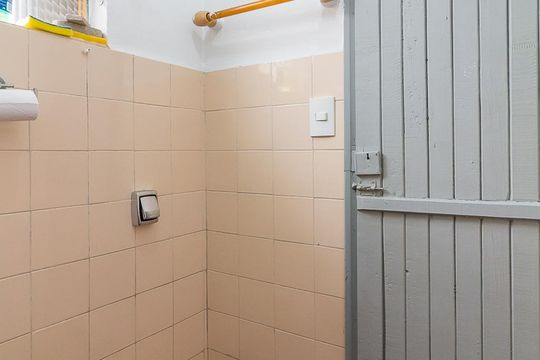 Edícula - banheiro de casa para alugar com 3 quartos, 240m² em Jardim Flor da Montanha, Guarulhos