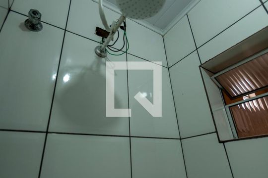 Banheiro de kitnet/studio para alugar com 1 quarto, 37m² em Jardim Graziela, Barueri