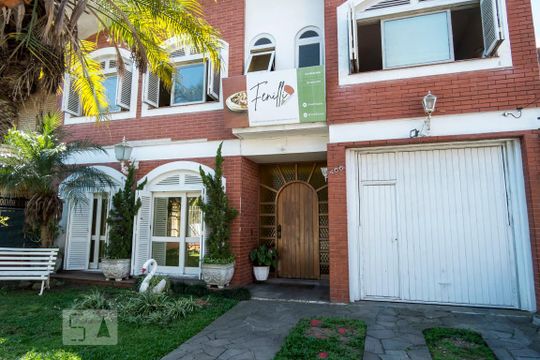 Fachada de casa para alugar com 4 quartos, 243m² em Tristeza, Porto Alegre