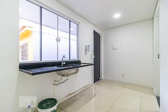 Sala/Cozinha de kitnet/studio para alugar com 1 quarto, 25m² em Jacarepaguá, Rio de Janeiro