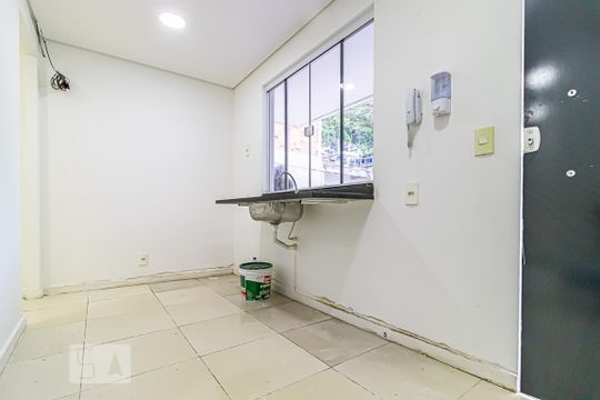 Sala/Cozinha de kitnet/studio para alugar com 1 quarto, 25m² em Jacarepaguá, Rio de Janeiro