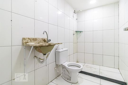 Banheiro de kitnet/studio para alugar com 1 quarto, 25m² em Jacarepaguá, Rio de Janeiro