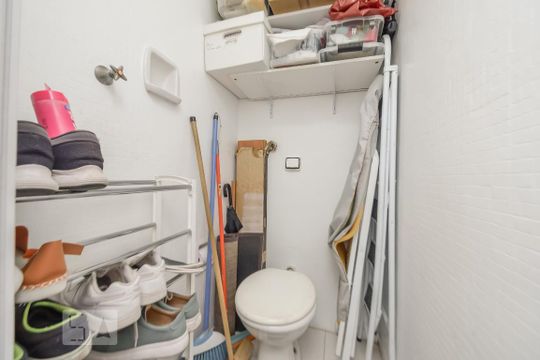 Banheiro de Serviço de apartamento para alugar com 2 quartos, 69m² em Bela Vista, São Paulo