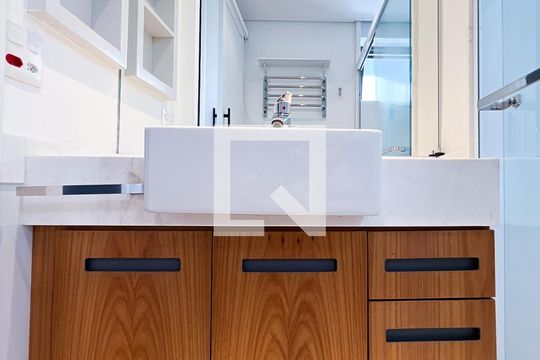 Banheiro de kitnet/studio para alugar com 1 quarto, 45m² em Vila Nova Conceição, São Paulo