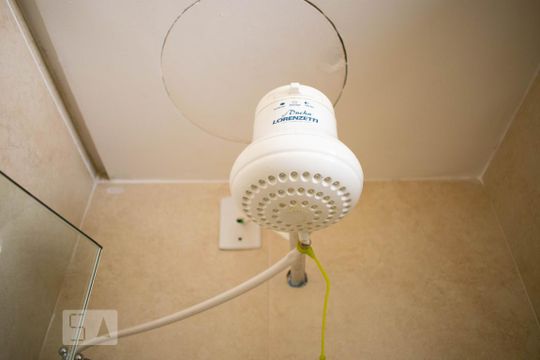 Banheiro de kitnet/studio para alugar com 1 quarto, 22m² em Centro Histórico, Porto Alegre
