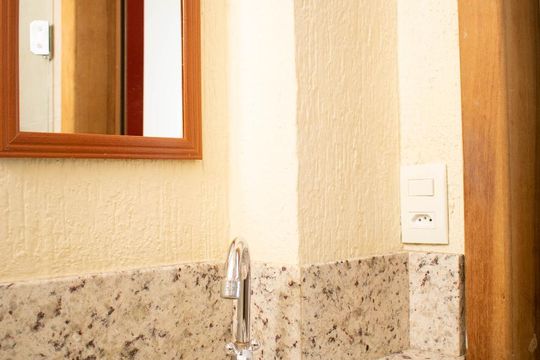 Banheiro de kitnet/studio para alugar com 1 quarto, 22m² em Centro Histórico, Porto Alegre