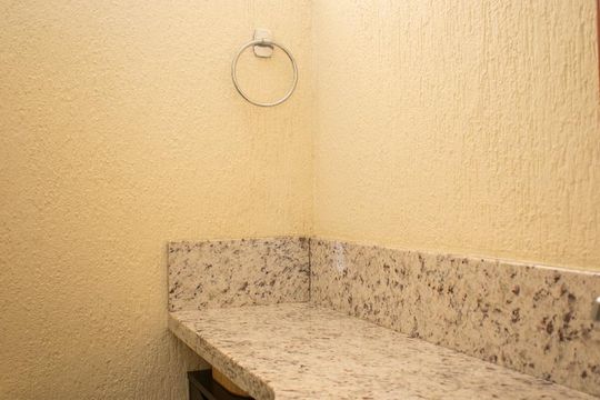 Banheiro de kitnet/studio para alugar com 1 quarto, 22m² em Centro Histórico, Porto Alegre