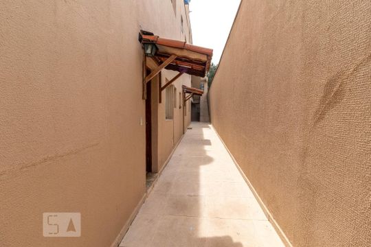 Corredor do Condomínio de kitnet/studio para alugar com 1 quarto, 20m² em Vila Baruel, São Paulo