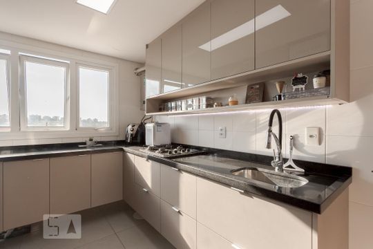 Cozinha e Área de Serviço de apartamento à venda com 2 quartos, 60m² em Jardim Itu, Porto Alegre