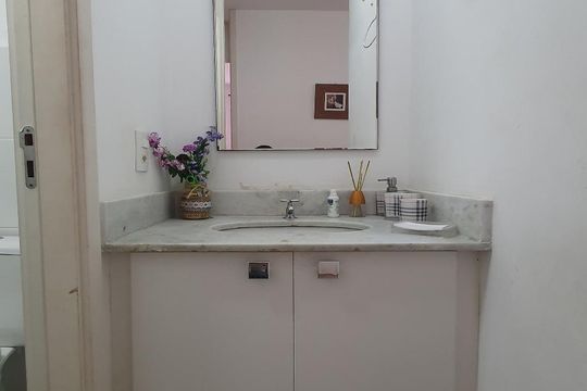 Banheiro de apartamento para alugar com 2 quartos, 52m² em Barra da Tijuca, Rio de Janeiro