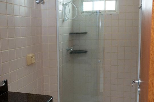 Banheiro de apartamento para alugar com 1 quarto, 40m² em Tibery, Uberlândia