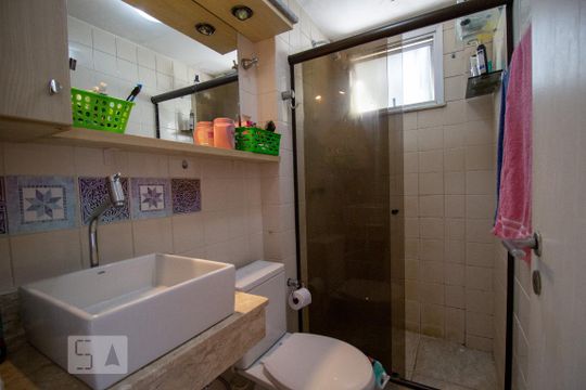 Banheiro de apartamento à venda com 3 quartos, 57m² em Anil, Rio de Janeiro