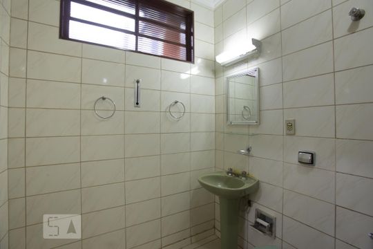Banheiro da suíte 1 de casa para alugar com 4 quartos, 350m² em Jardim Macedo, Ribeirão Preto