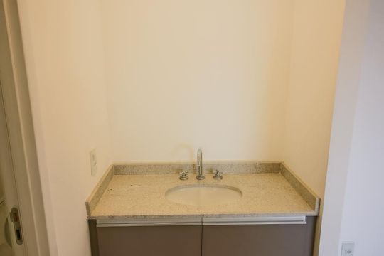 Banheiro de kitnet/studio para alugar com 1 quarto, 44m² em Butantã, São Paulo