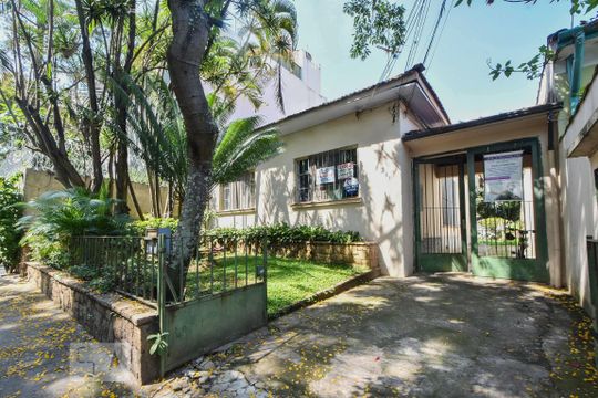 Casa à venda com 4 quartos, 500m² em Vila Cordeiro, São Paulo