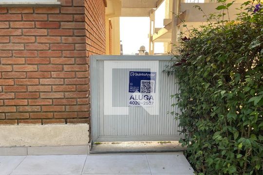 Fachada de casa de condomínio para alugar com 3 quartos, 180m² em Jardim Barbacena, Cotia