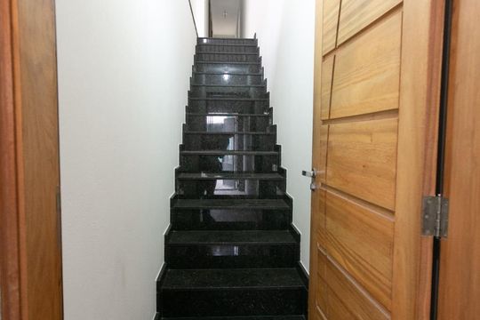 Escada de casa para alugar com 2 quartos, 60m² em Conjunto Residencial José Bonifácio, São Paulo
