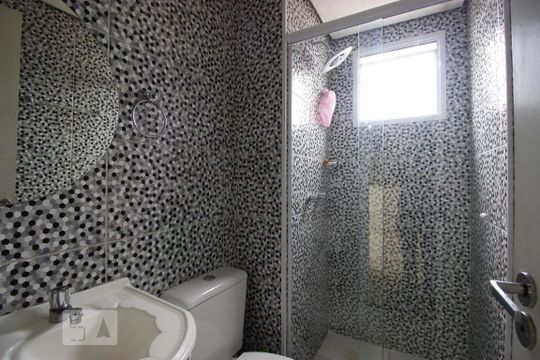 Banheiro de apartamento à venda com 2 quartos, 47m² em Vila Carmosina, São Paulo