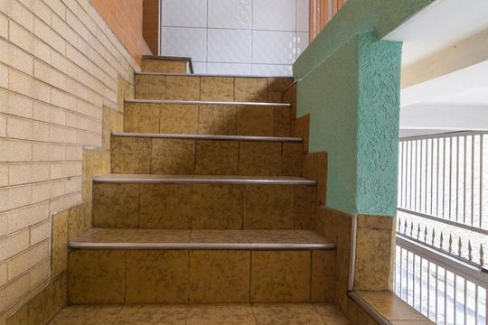 Escada de entrada de casa para alugar com 2 quartos, 100m² em Vila Ema, São Paulo