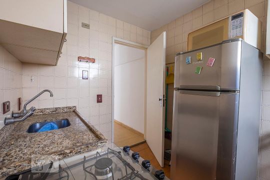 Cozinha de apartamento para alugar com 1 quarto, 50m² em Pinheiros, São Paulo