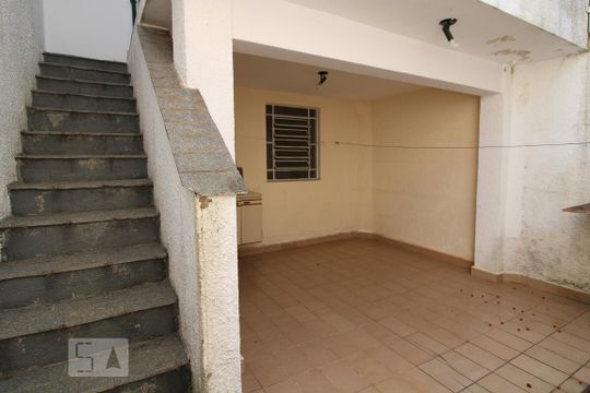 Escada dos fundos de casa à venda com 3 quartos, 150m² em Brooklin, São Paulo