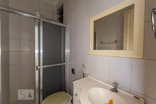 Banheiro de apartamento para alugar com 2 quartos, 54m² em São Francisco, Niterói