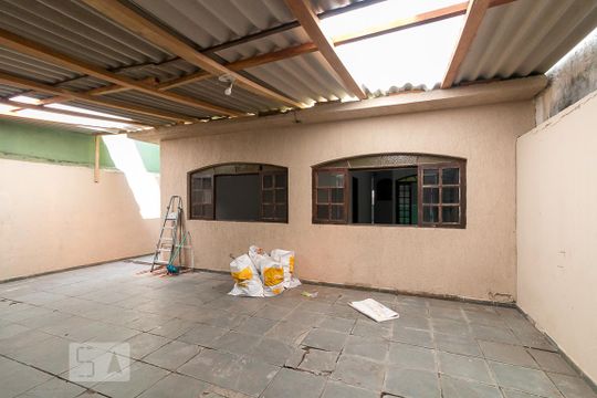 Garagem e quintal de casa à venda com 3 quartos, 254m² em Jardim Santa Cecília, Guarulhos