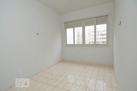 Sala de kitnet/studio para alugar com 1 quarto, 25m² em Copacabana, Rio de Janeiro