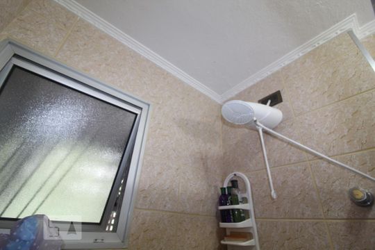 Banheiro social de apartamento à venda com 2 quartos, 55m² em São José, São Caetano do Sul