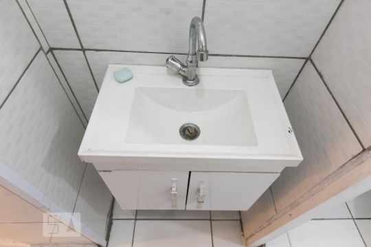 Detalhe banheiro de apartamento para alugar com 2 quartos, 52m² em Conjunto Residencial José Bonifácio, São Paulo
