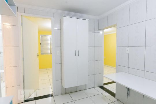 Cozinha de apartamento para alugar com 2 quartos, 52m² em Conjunto Residencial José Bonifácio, São Paulo