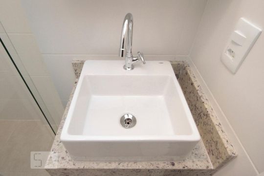 Banheiro de kitnet/studio para alugar com 1 quarto, 16m² em Bela Vista, São Paulo