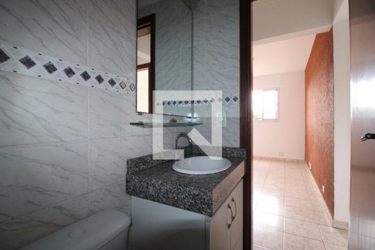 Banheiro de apartamento para alugar com 2 quartos, 60m² em Vila Granada, São Paulo